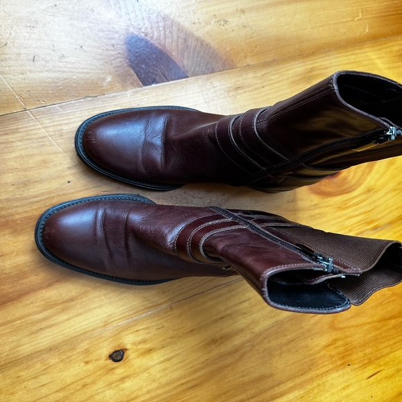 Aquatalia Low Heel Leather Bootie - Picture 2 of 8